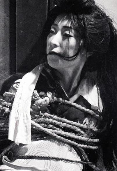 日本昭和SM第一人伊藤晴雨，以其妻子和情人为原型制作的绑缚造型