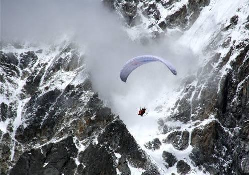 成功使用动力滑翔伞，飞过29000英尺的珠峰